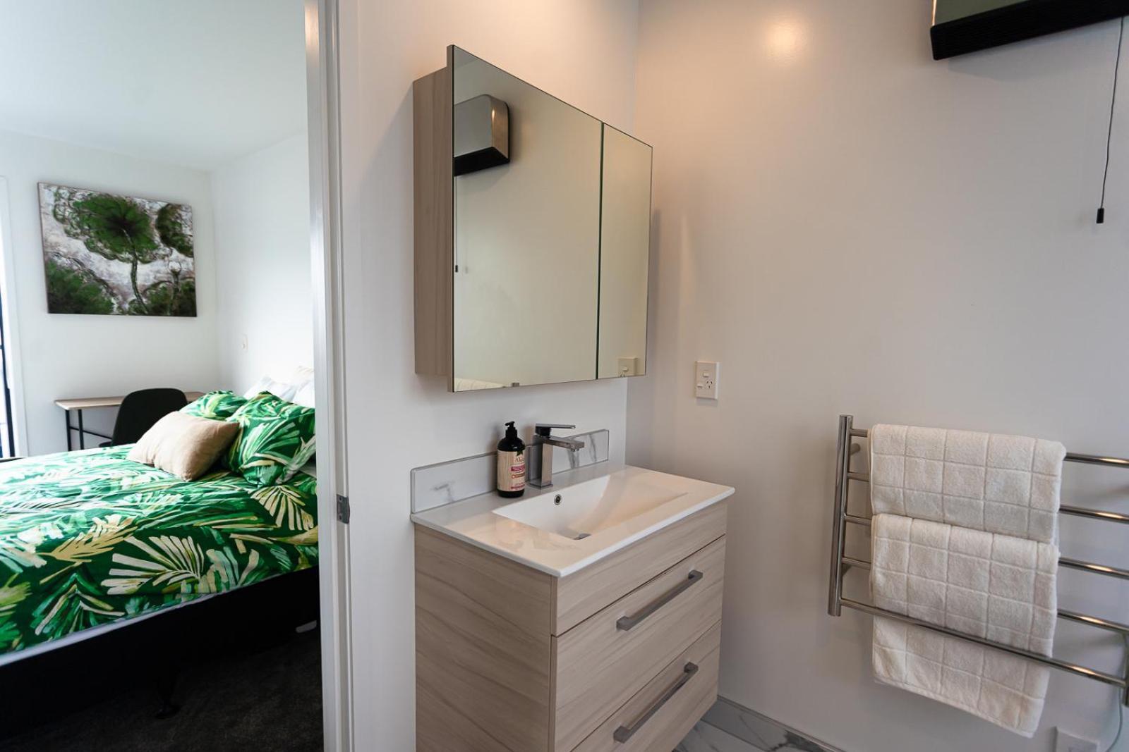 Modern 2 Bedroom Townhouse In Cbd With Parking! Sleeps 5 Christchurch Exteriér fotografie
